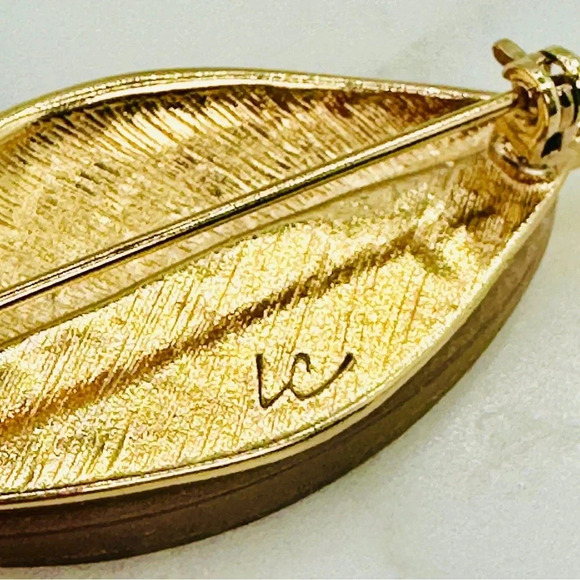 Vintage Liz Claiborne Leaf Brooch Pin Signed Pearlized Accent 2” Long Go… - Picture 2 of 9